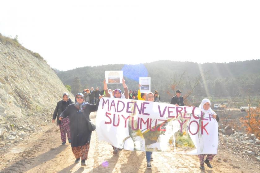 Çanakkale Kumarlar köyü kadınları, altın şirketinin sularını ellerinden almasına karşı çıktı, 'Madene verecek suyumuz yok' pankartıyla yürüdü