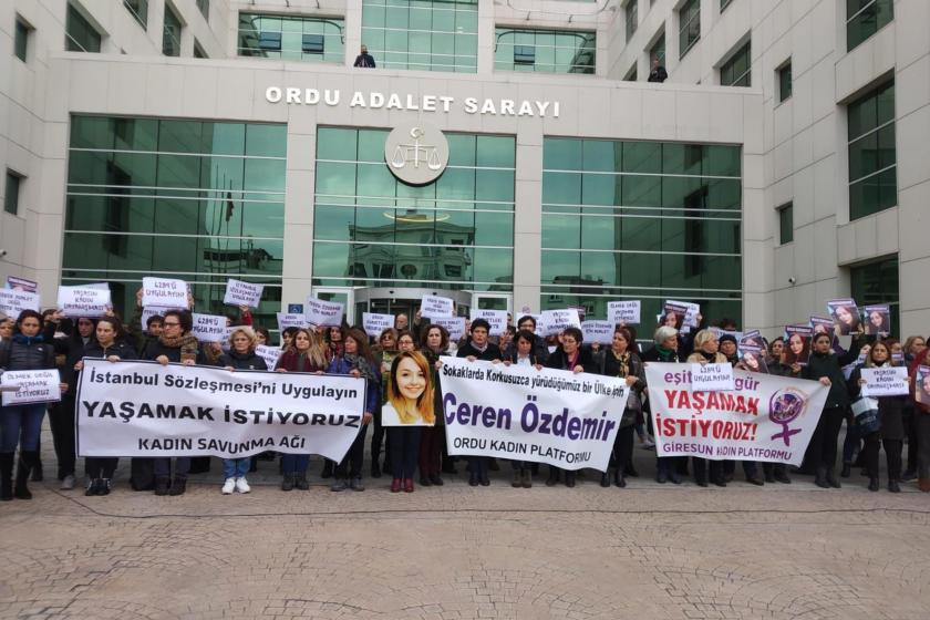 Ceren Özdemir'in katilinin yargılandığı davannın ilk duruşması öncesi kadınlar Ordu Adalet Sarayı önünde basın açıklaması yaparken