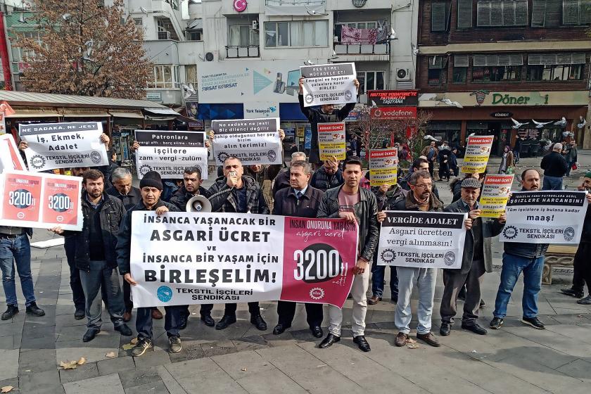 İnsanca yaşanacak bir asgari ücret pankartı arkasında basın açıklaması yapılıyor