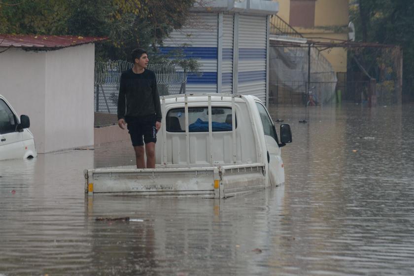 Adana'da sağanak nedeniyle su basan yollar