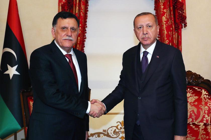 Cumhurbaşkanı Tayyip Erdoğan, Libya Ulusal Mutabakat Hükümeti Başkanlık Konseyi Başkanı Fayez Al Sarraj ile el sıkışırken