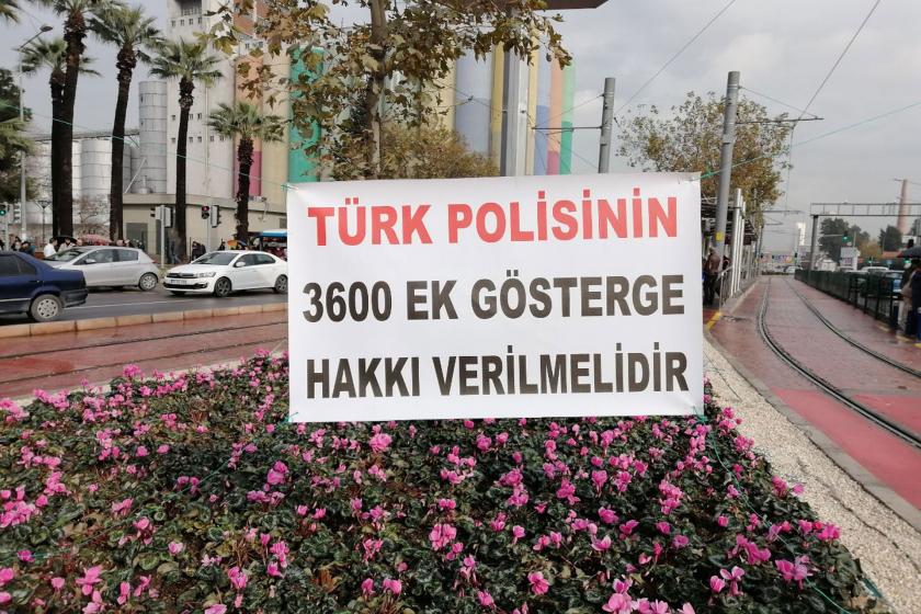 3600 ek gösterge talebi ile ilgili pankart asıldı