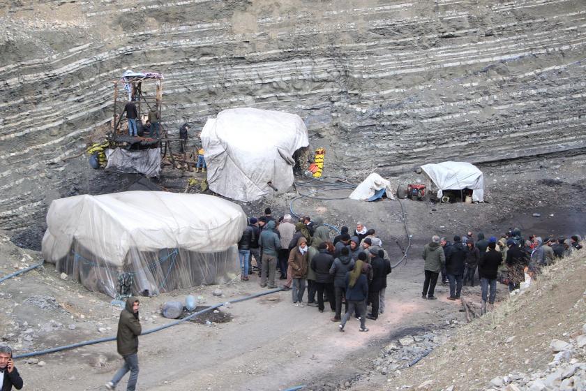 Şırnak'ta özel bir kömür ocağında yaşanan göçük sonucu ocakta mahsur kalan işçiyi kurtarmak için ekipler çalışırken