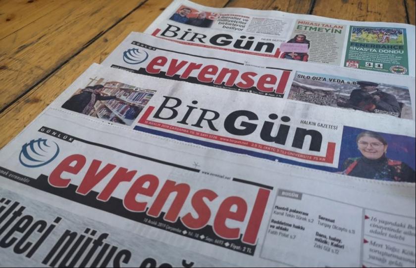 Masanın üzerinde duran Evrensel ve BirGün gazeteleri