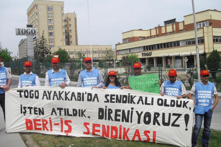 Togo ayakkabı fabrikasından atılan işçiler 'Togo ayakkabıda sendikalı olduk, işten atıldık, direniyoruz' pankartı tutarken