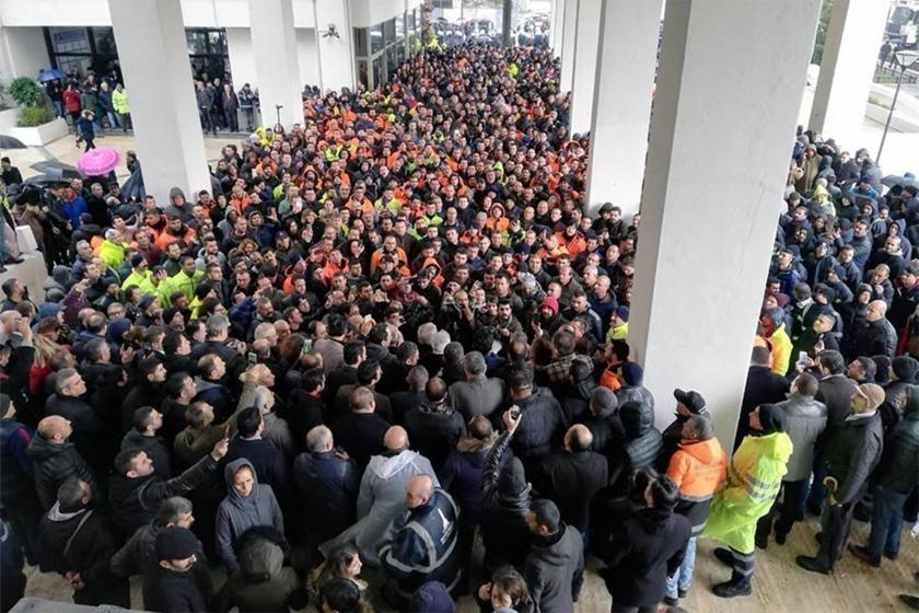 Toplusözleşme talepleri için iş bırakarak eylem yapan İZENERJİ işçileri