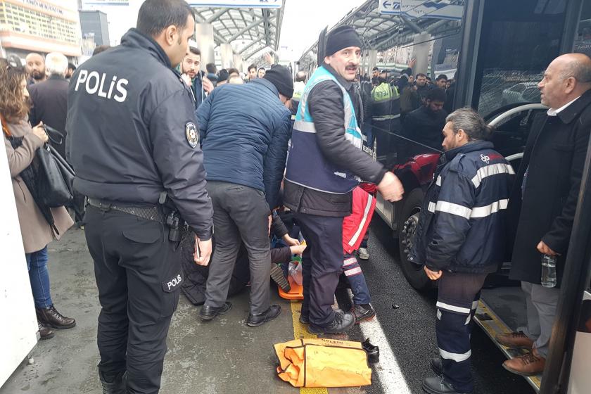 Şirinevler durağında metrobüs çarpan kadın yolcuya sağlık ekiplerinin müdahalesi