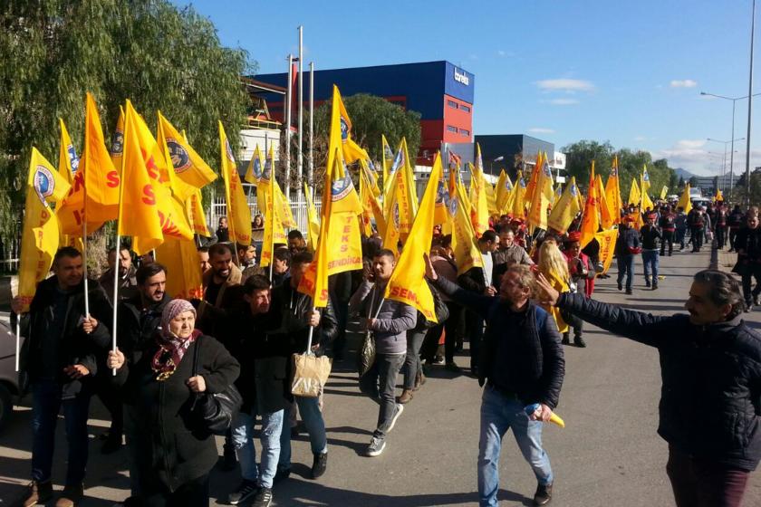 Sahte sigorta uygulamasına karşı yürüyen DERİTEKS üyesi işçiler