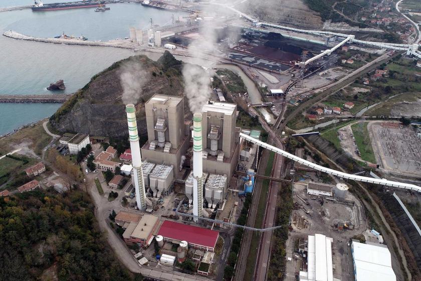 Zonguldak'ta bacasından duman çıkan termik santralin kuş bakışı görünümü.