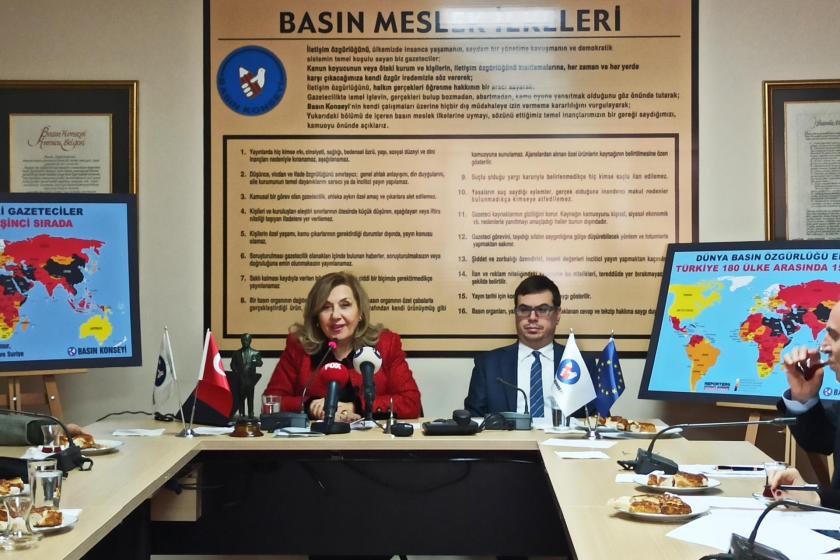 Basın Konseyi Başkanı Pınar Türenç 2019 yılını değerlendirdiği basın toplantısında konuşurken