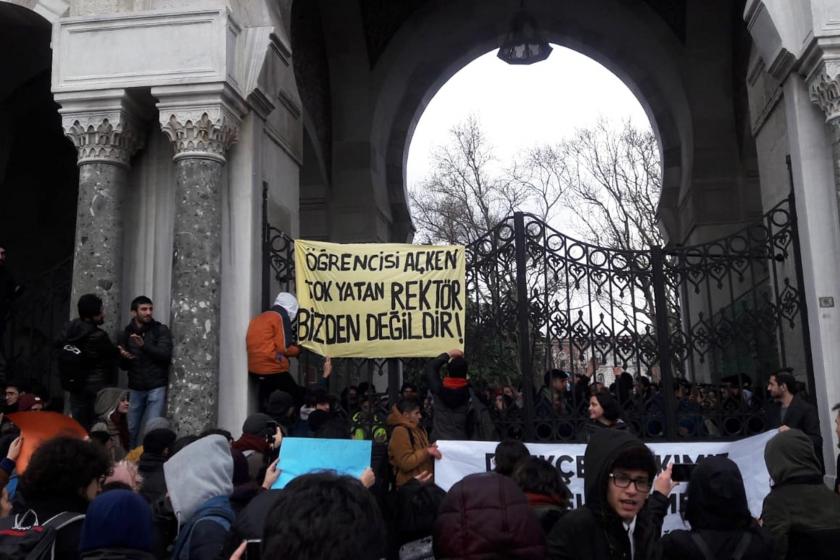 İstanbul Üniversitesi öğrencileri, yemekhane haklarının gasbedilmesine karşı Beyazıt kampüsü girişinde toplandı ve kampüs kapısına 'Öğrencisi açken tok yatan rektör bizden değildir!' pankartı astı