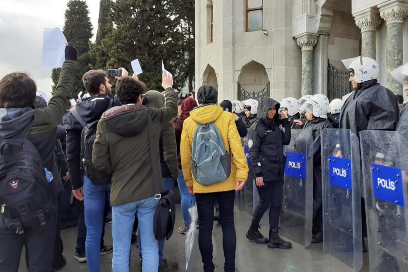 İstanbul Üniversitesi öğrencileri, yemekhane haklarının gasbedilmesine karşı Beyazıt kampüsü girişinde toplandı, polis ise öğrencileri kendi üniversitelerine sokmadı