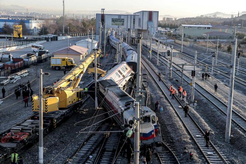 Raydan çıkmış tren
