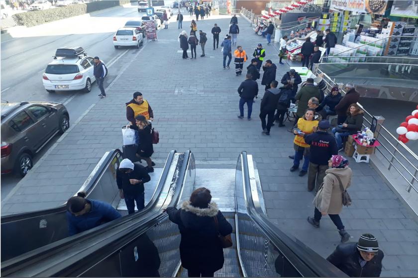 deriteks sendikası üyesi tekstil işçileri bildiri dağıttı