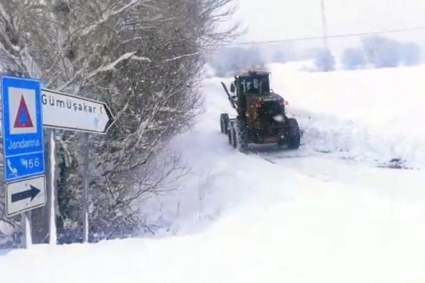 Erzincan'da kar nedeniyle yolda kalan traktör