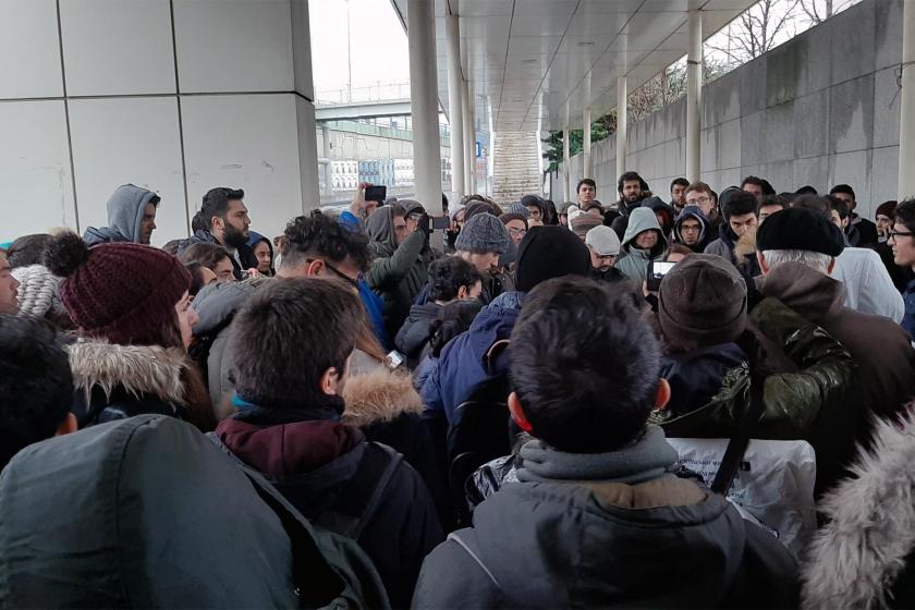 İTÜ'de soruşturma ve fahiş fiyatları protesto etmek üzere toplanan öğrenciler