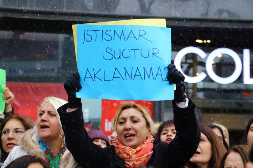 Çocuk istismarına af olmaz dövizini tutan kadın