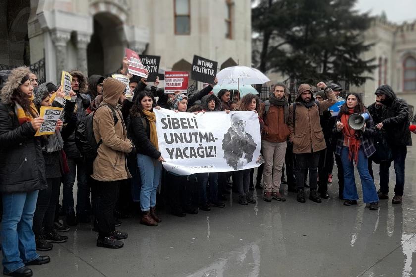İstanbul Üniversitesi öğrenciler, intihar ederek yaşamına son veren İÜ öğrencisi Sibel Ünli için Beyazıt kampüsü girişinde eylem düzenlerken