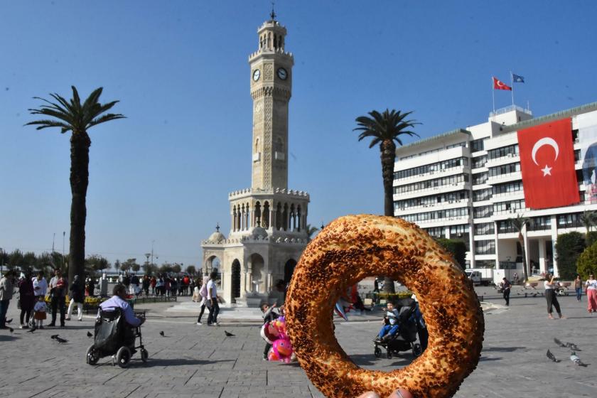 Simit ve İzmir'de saat kulesi
