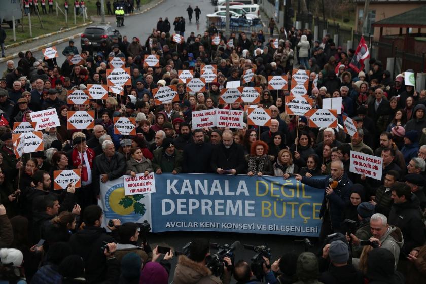 Kanala değil depreme bütçe pankarı ve dövizlerle bir araya gelen kitle