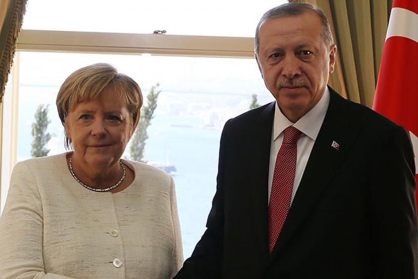 Merkel ve Erdoğan el sıkışıyor