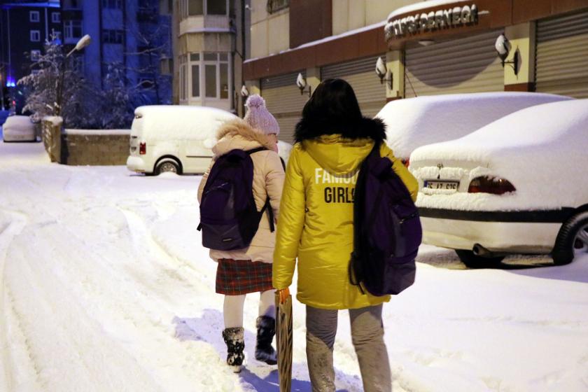 Van'ın İpekyolu ilçesinde kar yağışı altında yürüyen çocuk ve annesi