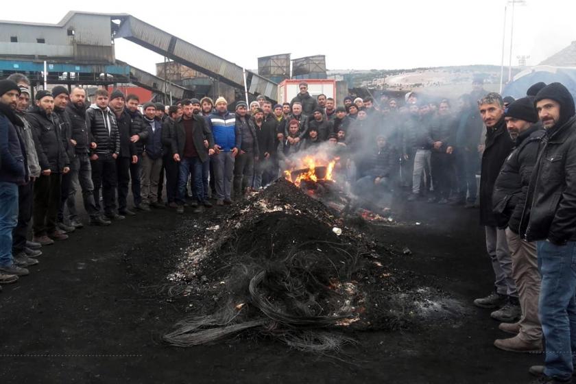 Ateş başında bekleyen işçiler