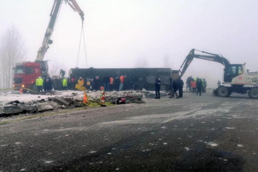 Devrilen aracı yoldan kaldırmak üzere çalışan vinçler