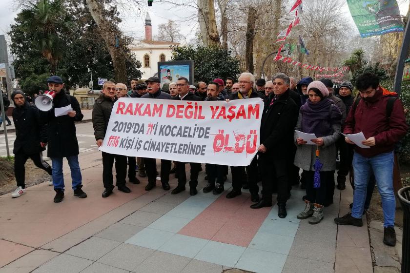 2019'da Kocaeli'de ülke genelinde iş cinayetlerinde yaşamını yitirenlerin sayısının da yer aldığı pankartı taşıyan kişiler.