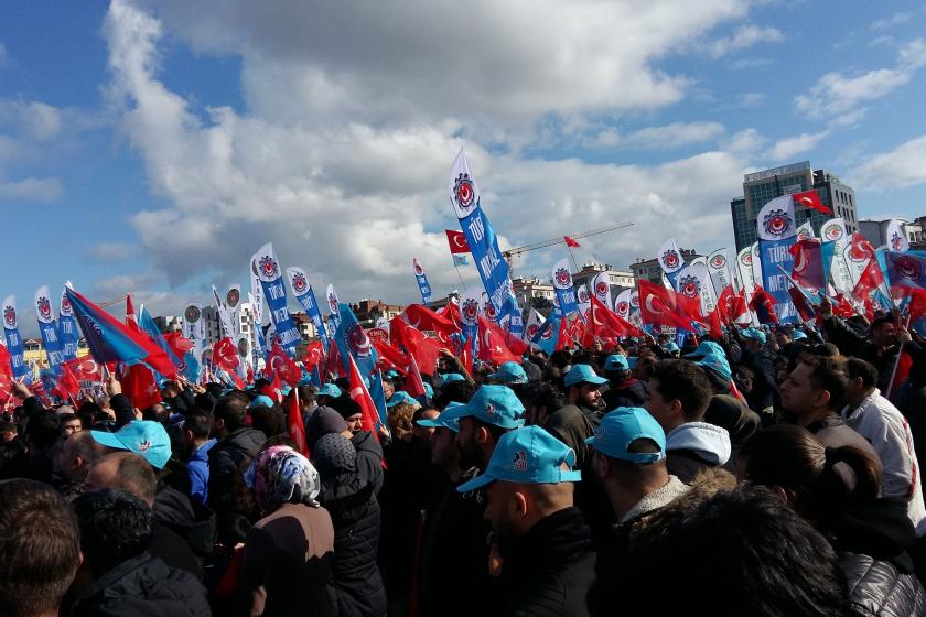 Bursa'da miting alanındaki metal işçileri