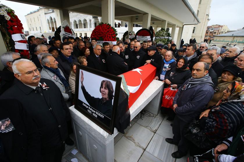 Rahşan Ecevit'in tabutu ve törene katılanlar