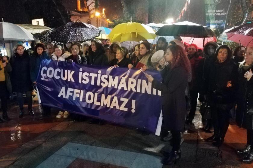 Kocaeli'de kadınlar 'Çocuk istismarının affı olmaz!' pankartı ile istismarlara tepki gösterirken