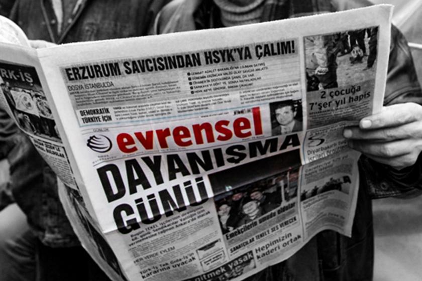 Bir emekçi, Evrensel gazetesinin 'Dayanışma günü' manşetli sayısını okurken