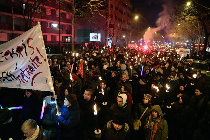 Fransa'da emeklilik reformuna karşı düzenlenen eylemde meşaleler taşındı