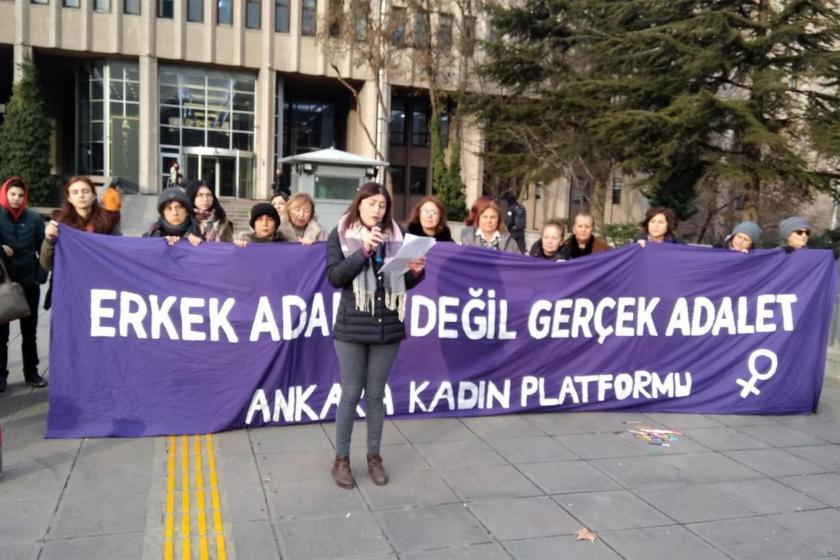 Ceren Damar cinayeti davası öncesi Ankara Kadın Platformu üyeleri adliye önünde basın açıklaması yapıyor