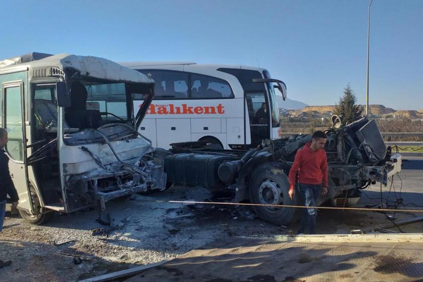 Manisa'da işçi servisi kaza yaptı