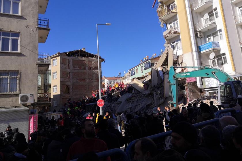 Depremde Sivrice'de yıkılan bir bina ve yürütülen kurtarma çalışmaları.