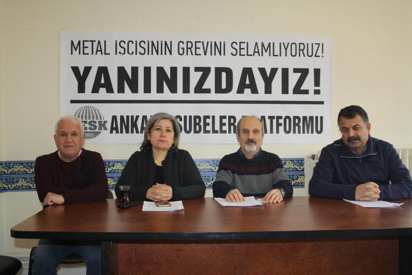 KESK Ankara Şubeler Platformu, 'Metal işçisinin grevini selamlıyoruz, yanınızdayız!' pankartı önünde açıklama yaparken