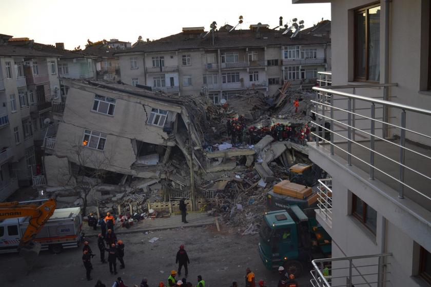 Elazığ'da meydana gelen 6.8 büyüklüğündeki depremin ardından arama kurtarma çalışmaları sürerken