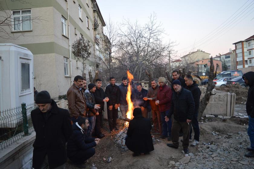 Elazığ'da meydana gelen 6.8 büyüklüğündeki depremin ardından arama kurtarma çalışmaları sürerken bir yandan yurttaşlar sokakta yaktıkları ateşin etrafında ısınmaya çalışıyor.