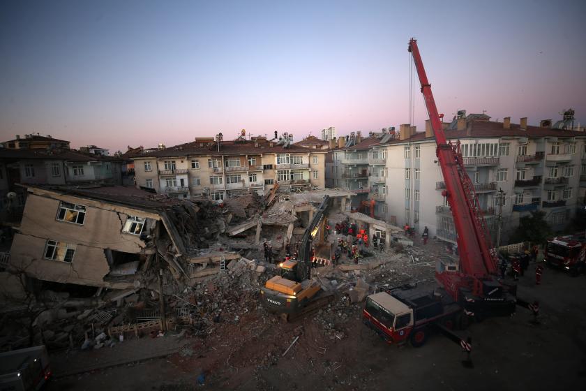 Elazığ'daki depremin ardından arama kurtarma çalışmaları