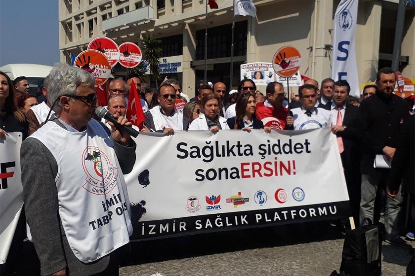 'Sağlıkta şiddet sona ersin' yazılı pankart taşıyan sağlık emekçileri.