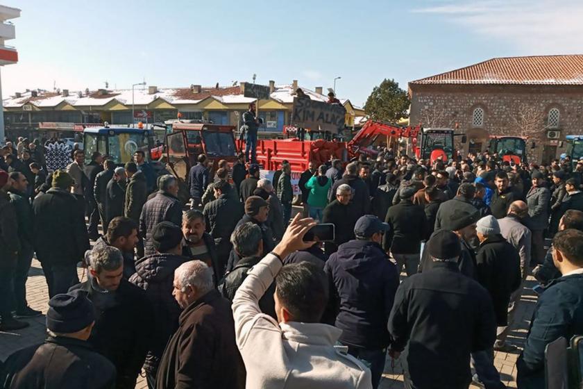 Ticaret Bakanlığının ihracat kısıtlaması kararını protesto eden soğan üreticileri