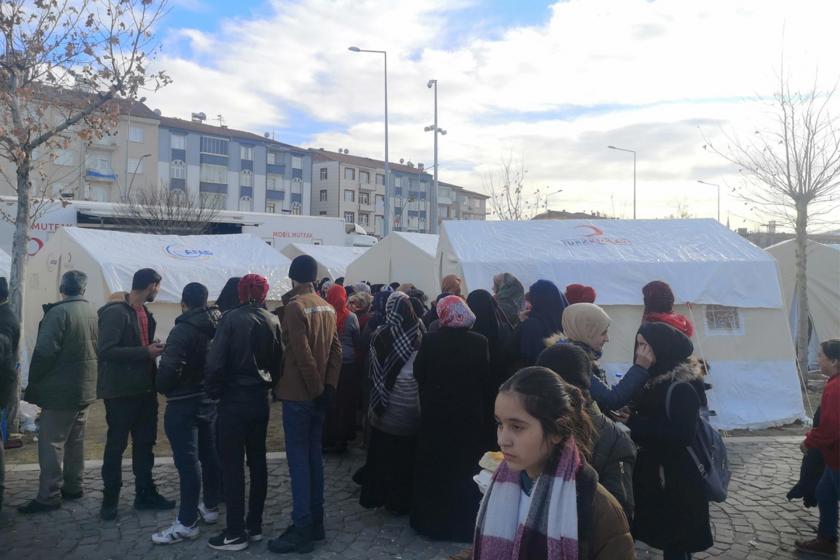  Elazığ’da yaşanan depremin ardından kurulan çadırların önünde bekleyen vatandaşlar