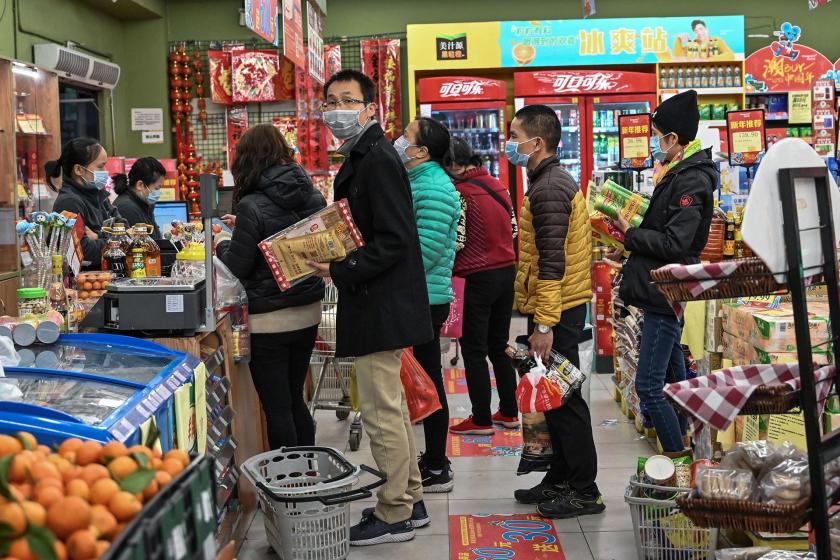 Çin'de ağızlarında maske ile market alışverişi yapan vatandaşlar