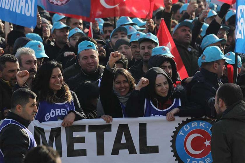 Türk Metal üyesi kadınlar kortejin en önünde yer aldı.