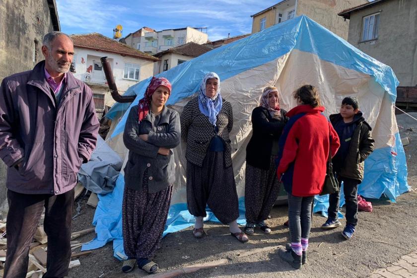 Elazığ'da çadır önünde duran depremzedeler