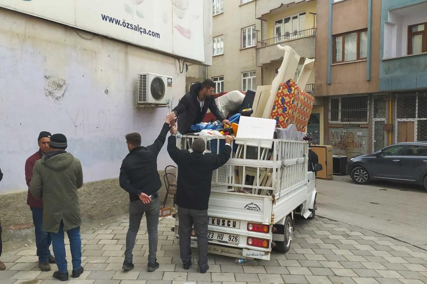 Elazığ'da taşınmak için kamyona eşya dolduran depremzedeler. 