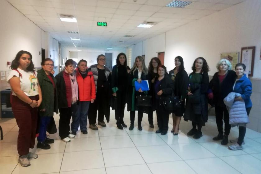 Antalya'daki tecavüz davasını takip etmek üzere adliyede bir araya gelen kadınlar