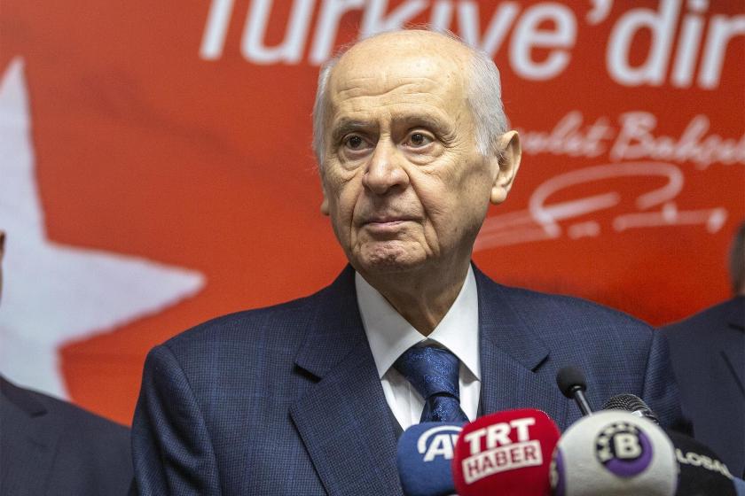 Devlet Bahçeli gazetecilere açıklama yaparken